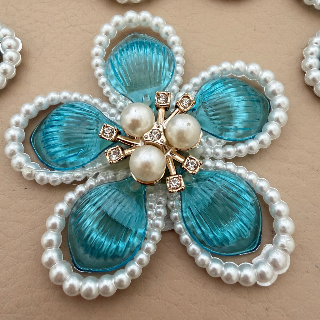 Blue crystal pearl flower patch – back view showing white felt base