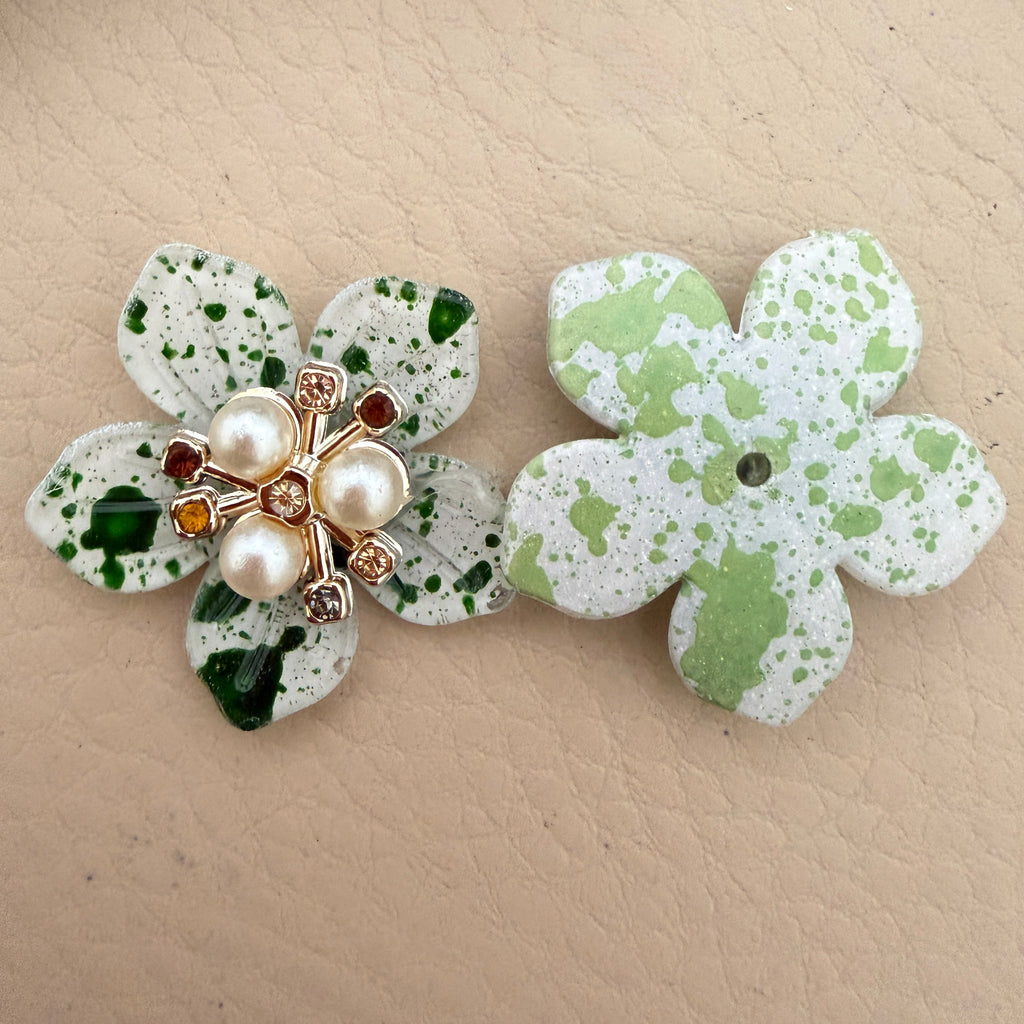 Green speckle flower patch – front and back view showing plain flat backing
