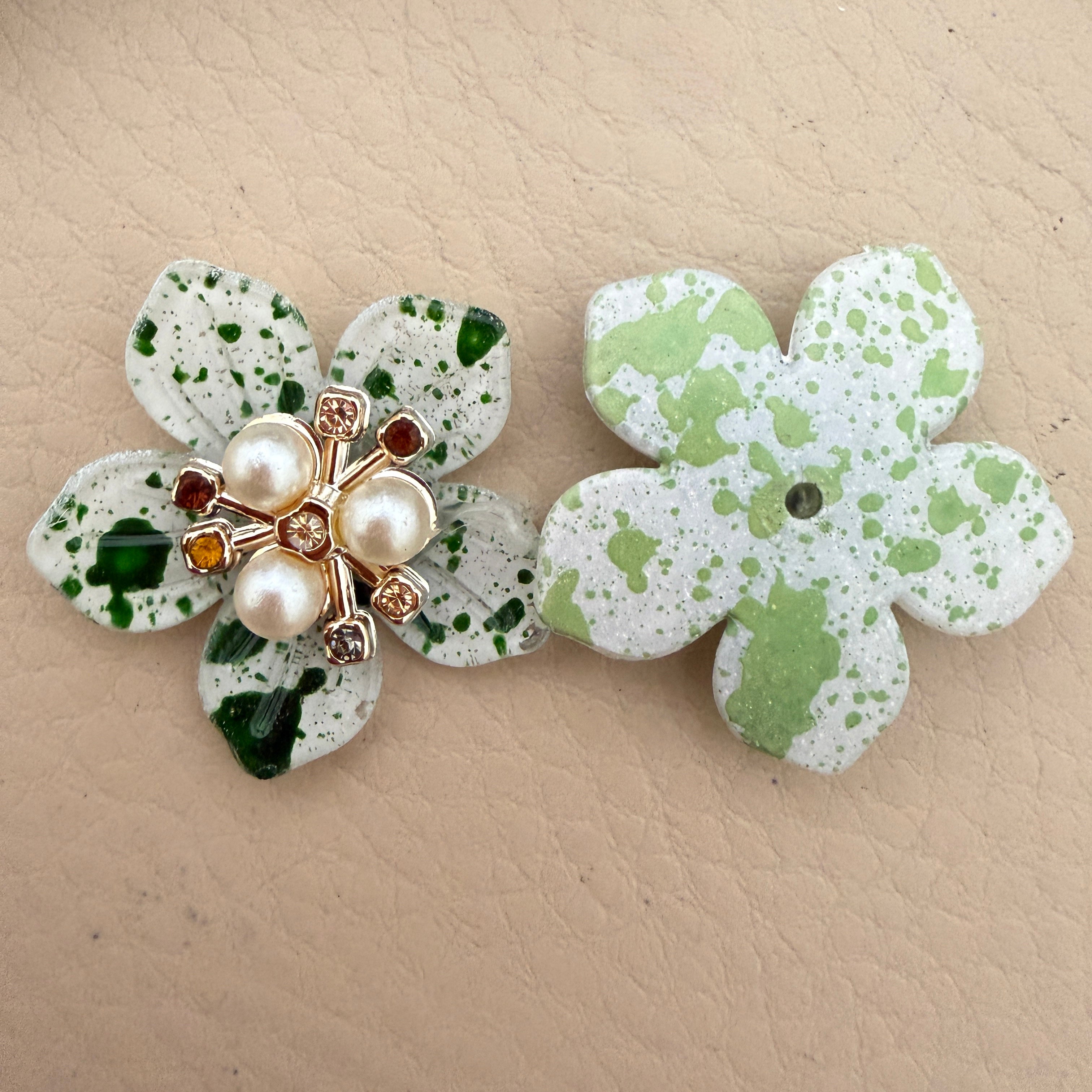 Green speckle flower patch – front and back view showing plain flat backing