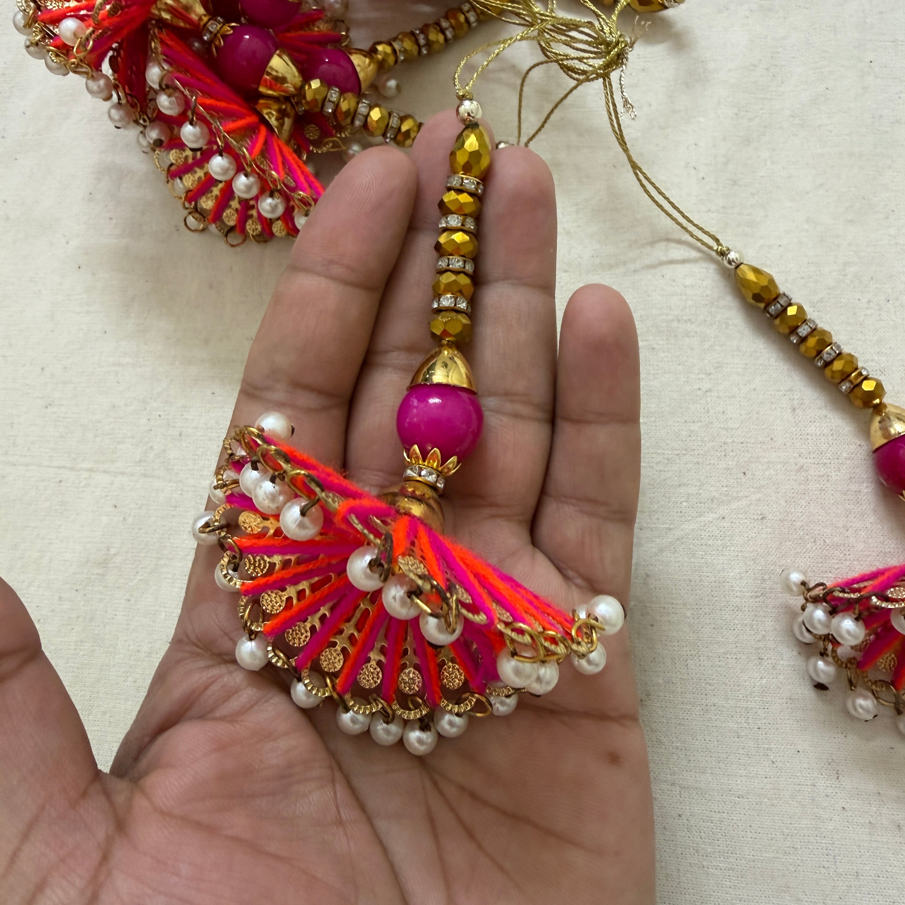 Single fan tassel latkan held in hand showing size